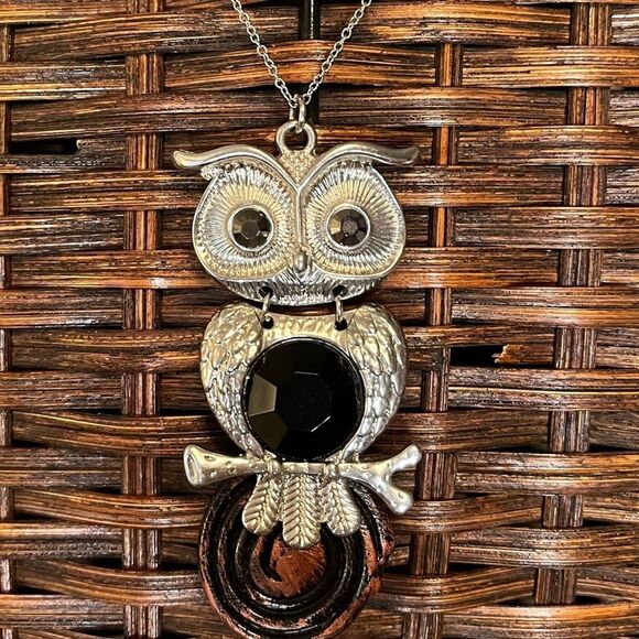 Articulated silver toned owl pendant necklace with faceted eye and belly - Picture 2 of 6
